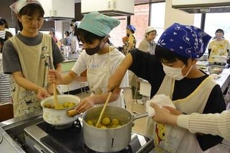 横須賀・田浦コミュニティセンターで小学生と保護者が「梅しごと」体験　地元産の梅、さっぱりジャムに
