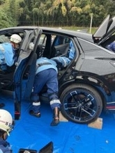 日産提供のGTRの車体を破壊…国道246号の事故を想定した救助訓練