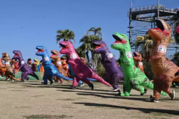 「ティラノサウルス」260“頭”、巨体揺らして疾走　横須賀・ソレイユの丘でレース　小学生以下の「幼獣」も