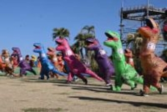 「ティラノサウルス」260“頭”、巨体揺らして疾走　横須賀・ソレイユの丘でレース　小学生以下の「幼獣」も