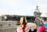 「米空母ワシントン、横須賀に帰港　乗員の家族「クリスマスを一緒に…うれしい」」の画像1