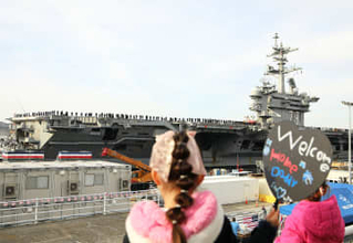 米空母ワシントン、横須賀に帰港　乗員の家族「クリスマスを一緒に…うれしい」