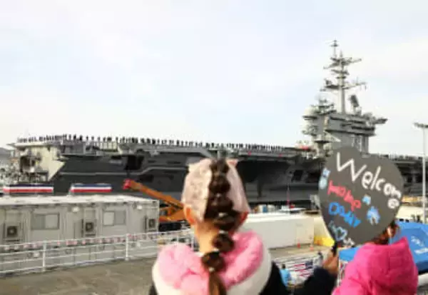 米空母ワシントン、横須賀に帰港　乗員の家族「クリスマスを一緒に…うれしい」