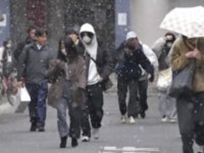 神奈川でも大寒らしい冷え込み　各地で降雪、寒風に身をすくめる姿も　