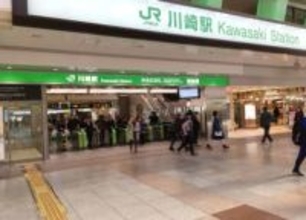 カッターナイフで切り付けか、川崎駅の改札付近で男性けが　容疑で自称40代の女を現行犯逮捕