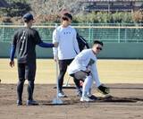 「【DeNA】加藤響、高見沢郁魅、田内真翔の若手内野手、牧秀悟と自主トレ　勝負の年へ、成長期し弟子入り」の画像1
