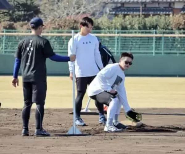 【DeNA】加藤響、高見沢郁魅、田内真翔の若手内野手、牧秀悟と自主トレ　勝負の年へ、成長期し弟子入り