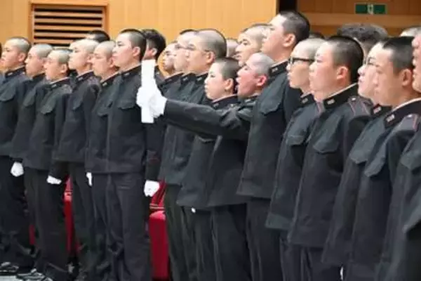 陸上自衛隊の高等工科学校で入校式　横須賀で328人が知・徳・体磨く