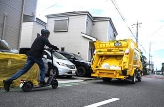 「走らないごみ収集」電動キックボードで収集車追走　相模原で全国初の試み