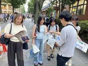 【高校野球神奈川大会】横浜駅や地元能見台駅で「横浜V」伝える号外　1500部配布、ファンは笑顔