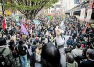 イラン攻撃巡り米大統領に抗議、評価避ける高市首相も批判　新宿で重低音響かせ「NO　WAR」