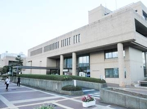伊勢原市、学童で賞味期限1カ月以上切れた煎餅提供　24人が食べる