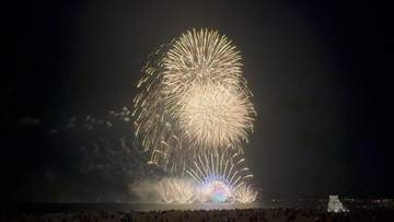 三浦海岸で8月7日「納涼まつり花火大会」　前年10万人来場、見どころは水中孔雀とスターマイン競演
