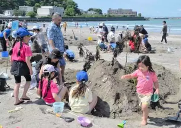 砂浜に「ウーパールーパー」や「宇宙船」登場　逗子海岸で砂の芸術作るイベント、150人が趣向凝らす