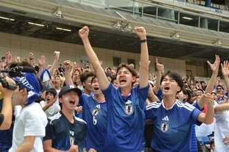 日本快勝に喜び爆発　W杯チュニジア戦、横浜市内のPVに1万人