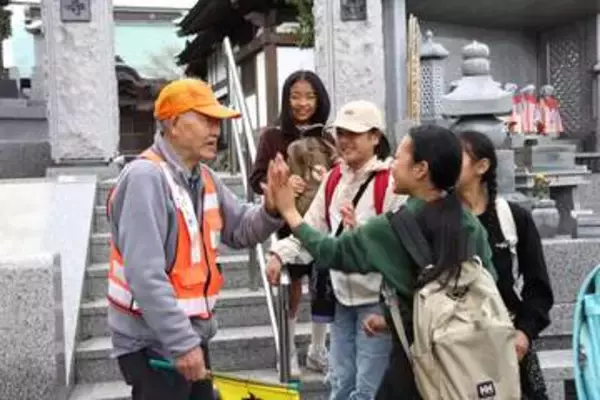 「見かけると安心」葉山町の津山さん90歳　児童を見守るオレンジのベスト
