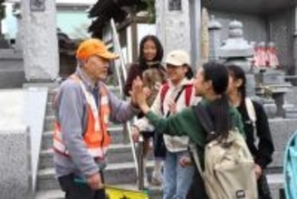 「見かけると安心」葉山町の津山さん90歳　児童を見守るオレンジのベスト