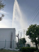 「水が10メートルくらい噴き上がっている」相模原で団地の給水管破損か、けが人なし