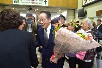 愛川町、小野澤豊町長退任　73歳「心から感謝」、町民ら400人が見送る