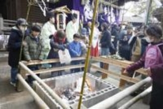 神奈川・座間神社で筆供養　手を合わせて「ありがとう」　使い古した筆など火に　つきたてのお餅も堪能