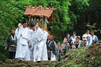 伊勢原市、大山阿夫利神社で秋季例大祭　みこし担ぎ「お下り」、夏山の無事に感謝