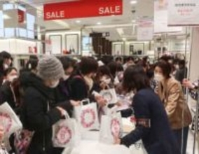 「時計が欲しくて一番に並びたかった」　横浜高島屋で初売り、開店前には2千人が列　人気の福袋は開店数分で完売