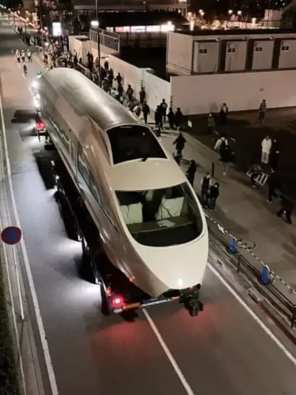 「白いロマンスカー」海老名に　深夜の搬入にファン多数、3月19日から展示へ