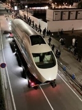 「白いロマンスカー」海老名に　深夜の搬入にファン多数、3月19日から展示へ