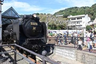 復活から10周年、走る「デゴニ」に子どもたちから大きな歓声　「鉄道の日」に合わせ神奈川・山北町でイベント