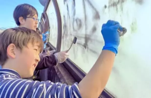 「地域を自分たちで良くしたい」　相模原の児童が通学路の陸橋で落書き消し、地元の塗装業者も協力