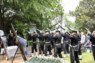 横須賀・馬門山海軍墓地で墓前祭　遺族や海上自衛隊、地域住民ら参列　戦没者悼む「平和への道を毅然として進む」