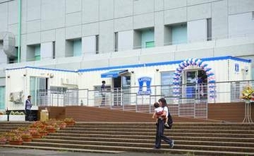 ローソン初の「移動」できる店舗、海老名運動公園内にオープン　トレーラーハウス型、災害時の支援も視野