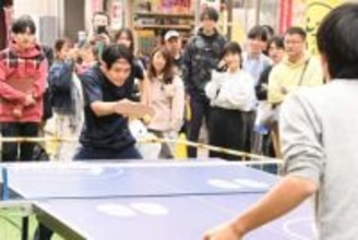 ラケットはスリッパ、白熱した卓球ラリー繰り広げ　横浜の商店街を舞台に頂上決戦　