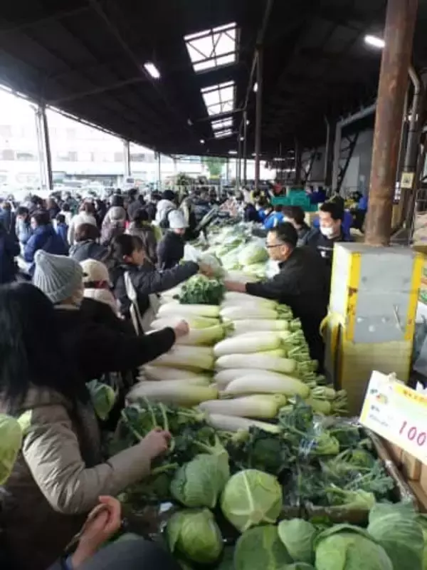 川崎市南部市場　「新鮮、おいしいよ」　数の子にカニ、きんとん　正月食材求めて大にぎわい