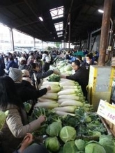 川崎市南部市場　「新鮮、おいしいよ」　数の子にカニ、きんとん　正月食材求めて大にぎわい