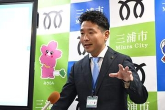三浦市職員、コスト削減で原状回復工事現場の石5トンを撤去　11人が手作業で　「業務逸脱」の指摘も