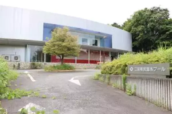 老朽化で廃止のプール、ウニ養殖に活用へ　二宮町で企業が実証実験　磯焼けで駆除、飼料は未利用野菜