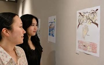 明治大学生田キャンパスで「コミ句」展　俳句とコミック融合、学生生活表現　7月8日まで