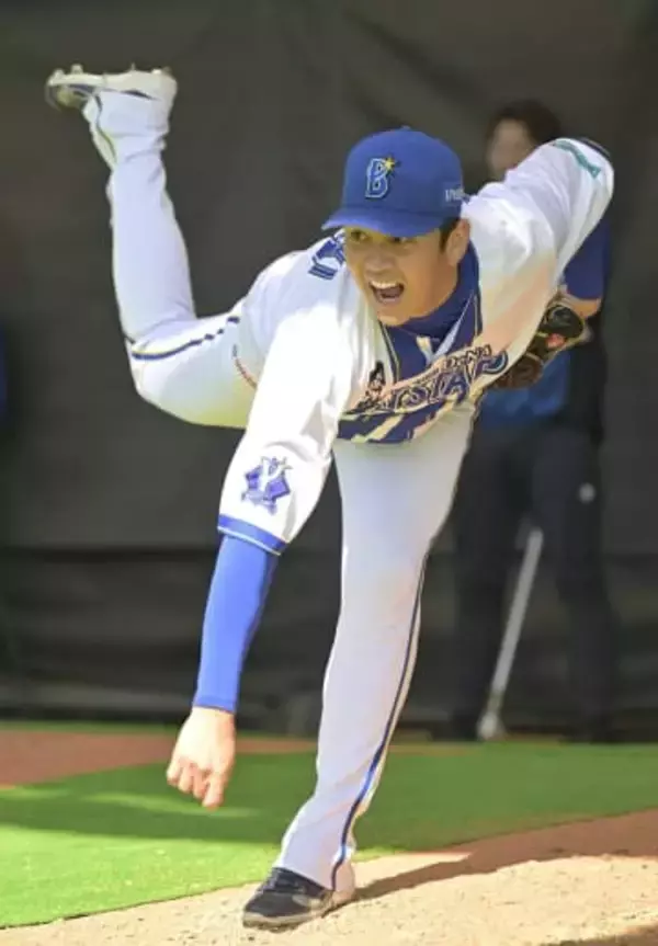 【DeNA】沖縄キャンプ4日目　エース東克樹がブルペン入り　山﨑康晃の投球に監督自らマスク