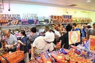 イオンのディスカウントストア、横浜に初進出　最安商品は7円！　開店前に1000人が行列