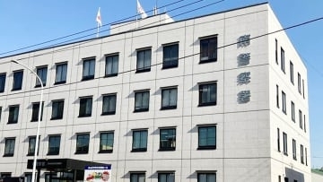 神奈川県警、少年グループのたまり場を家宅捜索　隣室も調べたら…「組事務所」発見　容疑で山口組系組長の男を逮捕