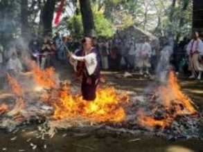愛川町の八菅神社で無病息災祈り火渡り　山伏姿の僧侶が燃え上がる火の中歩く　見物客も体験し山岳信仰味わう