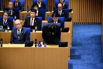 横浜・山中市長が辞職、「信頼の失墜」を謝罪　2期目の退職金受け取らない意向