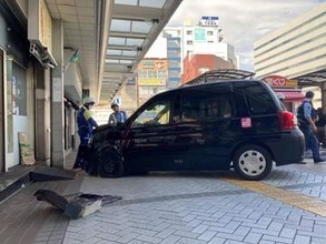平塚駅近くの歩道にタクシー乗り上げる　男性2人が病院に搬送