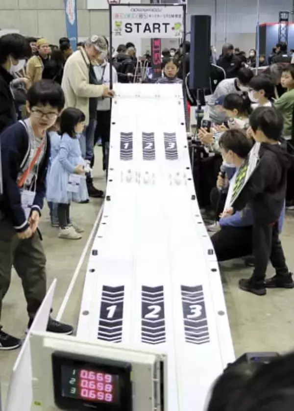 材料は紙と木、エンジンなし…パシフィコ横浜で白熱の「モックカー」レース