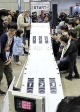 材料は紙と木、エンジンなし…パシフィコ横浜で白熱の「モックカー」レース