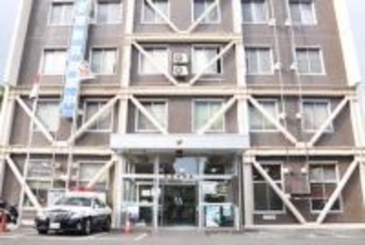 横浜・戸塚の景品交換所で男が拳銃のようなもの突き付ける　「金を出せ」と脅すも小窓ふさがれ逃走