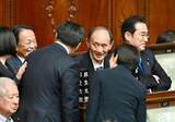 「菅義偉元首相「悔いはない」　約40年の政治家人生に別れ「ツケ残さぬ政治を」　議事堂玄関まで見送る同僚に感謝」の画像1