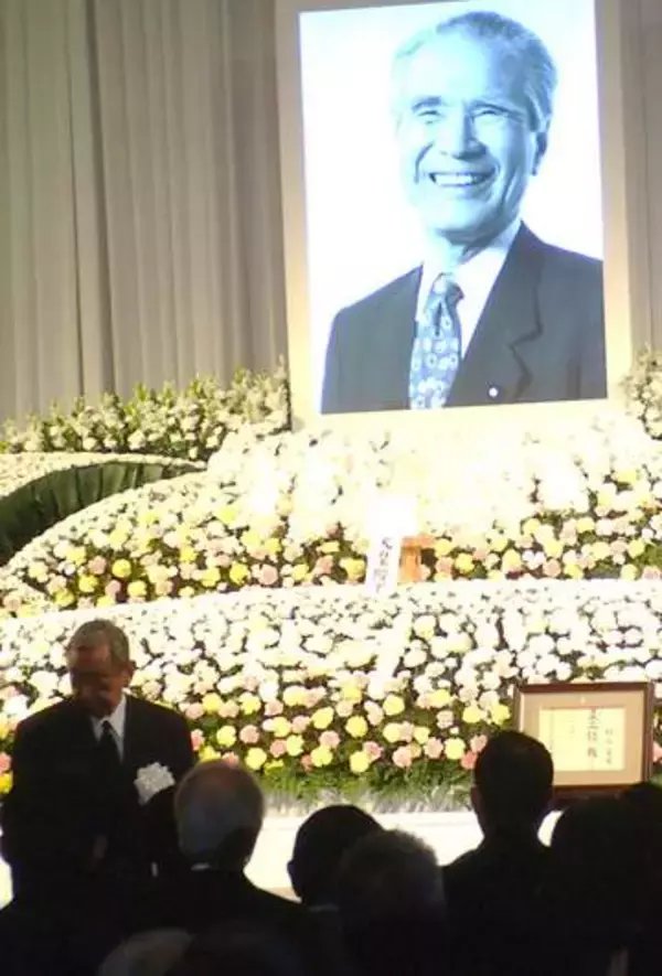 村山元首相お別れの会で「筆舌尽くせぬ実績」　内閣支えた河野洋平氏が式辞