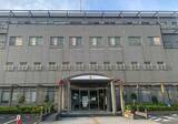 「平塚署に男が侵入、液体まき署員6人救急搬送　建造物侵入の疑いで現行犯逮捕」の画像1